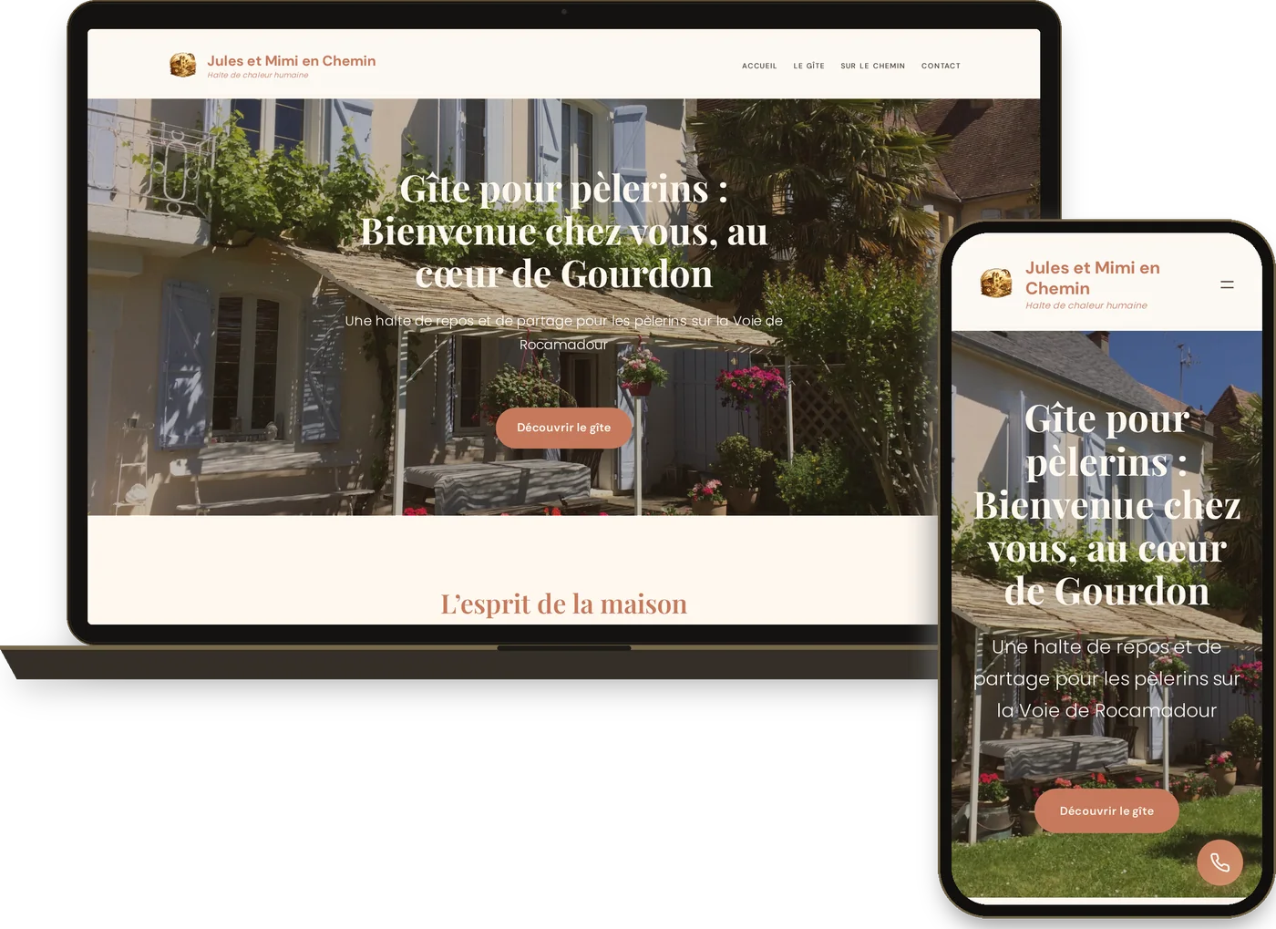 Le site du gîte Jules et Mimi en Chemin à Gourdon, sur ordinateur et sur téléphone : la façade fleurie de la maison et l'accueil des pèlerins de la Voie de Rocamadour